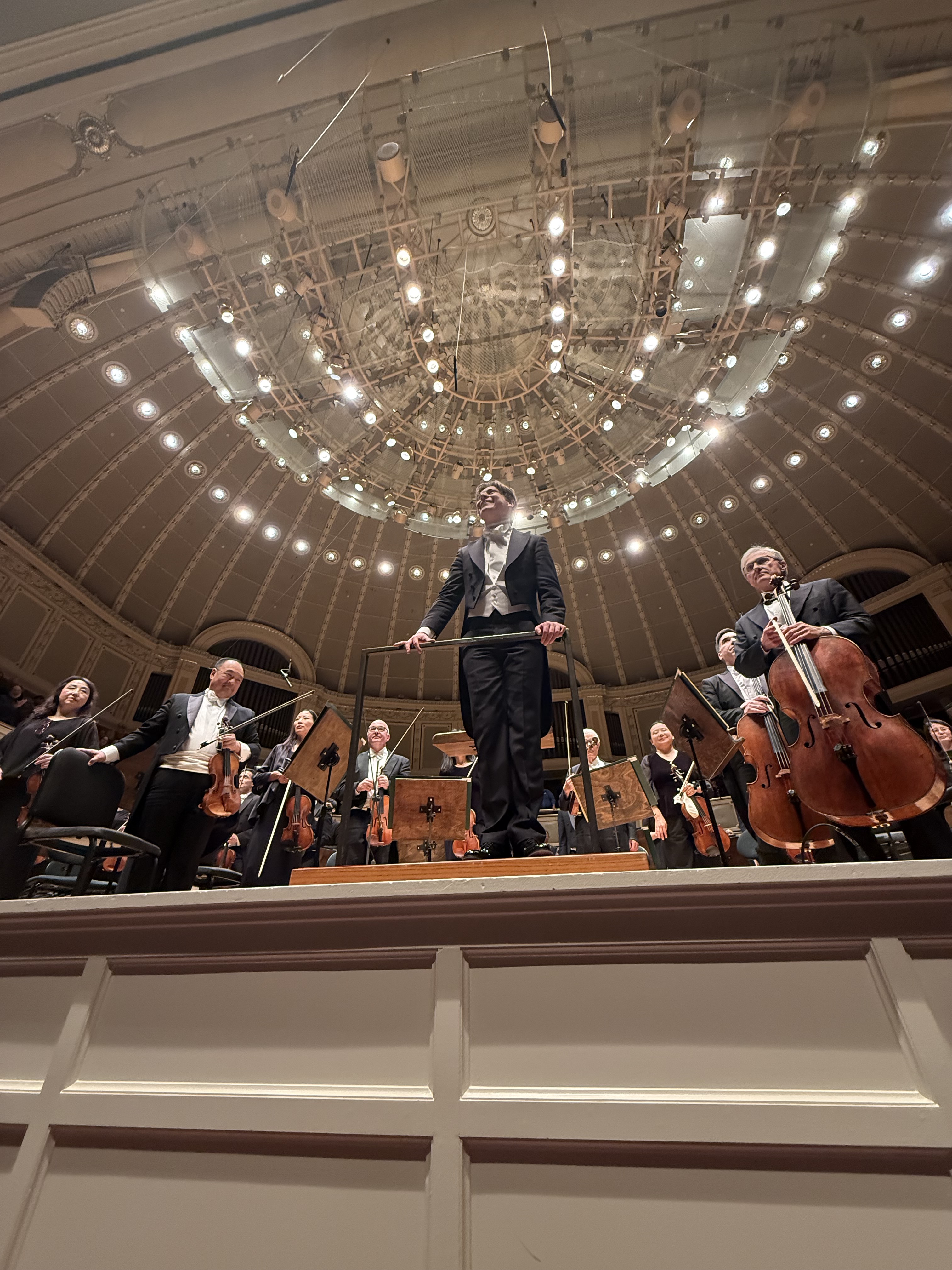 Klaus Mäkelä taking a bow with the Chicago Symphony Orchestra